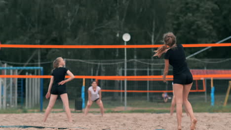 Vier-Volleyballspielerinnen-Spielen-Im-Sommer-Am-Strand-Und-Nehmen-In-Zeitlupe-Am-Turnier-Im-Sand-Teil